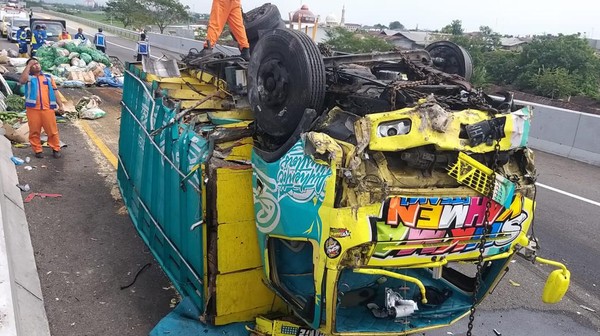 Alami Pecah Ban, Truk Pengangkut Sayur Terguling di Tol Semarang-Batang